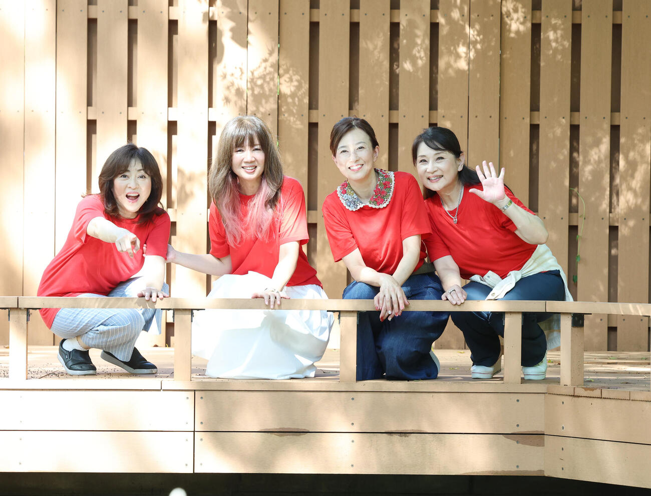 愛宕神社を参拝を終え笑顔を見せる左から松本明子、桑田靖子、森尾由美、小林千絵（撮影・増田悦実）