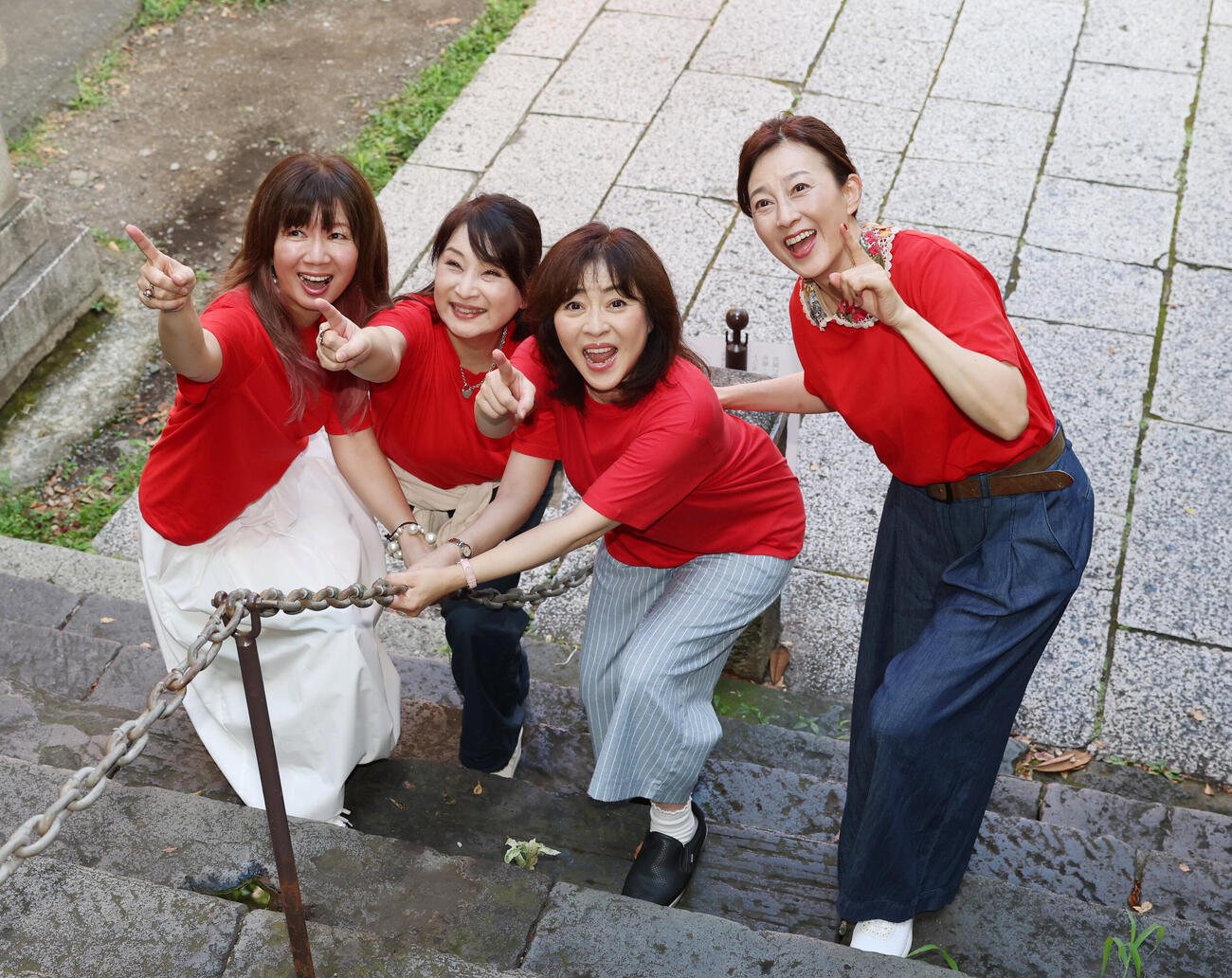 愛宕神社の階段を意気込んで上る左からに桑田靖子、小林千絵、松本明子、森尾由美（撮影・増田悦実）