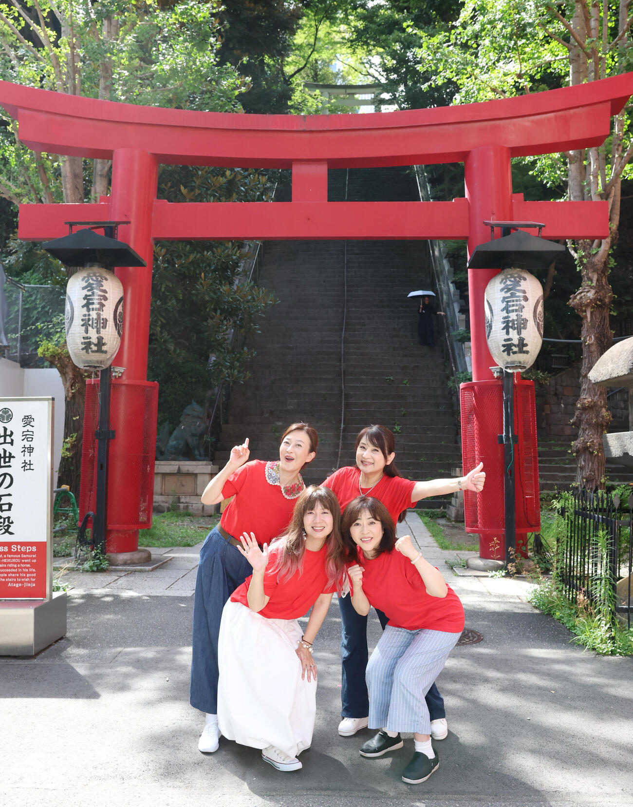 愛宕神社にコンサート成功祈願にきたお神セブン。上段左から時計回りに森尾由美、小林千絵、松本明子、桑田靖子（撮影・増田悦実）
