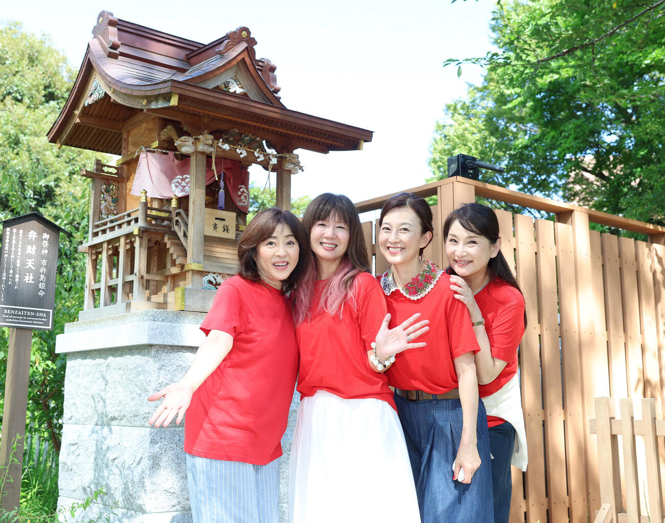 愛宕神社を参拝を終え笑顔を見せる左から松本明子、桑田靖子、森尾由美、小林千絵（撮影・増田悦実）
