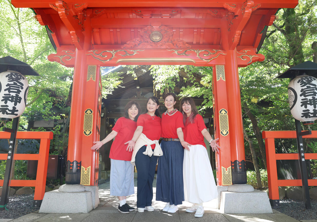 愛宕神社を参拝を終え笑顔を見せる左から松本明子、小林千絵、森尾由美、桑田靖子（撮影・増田悦実）