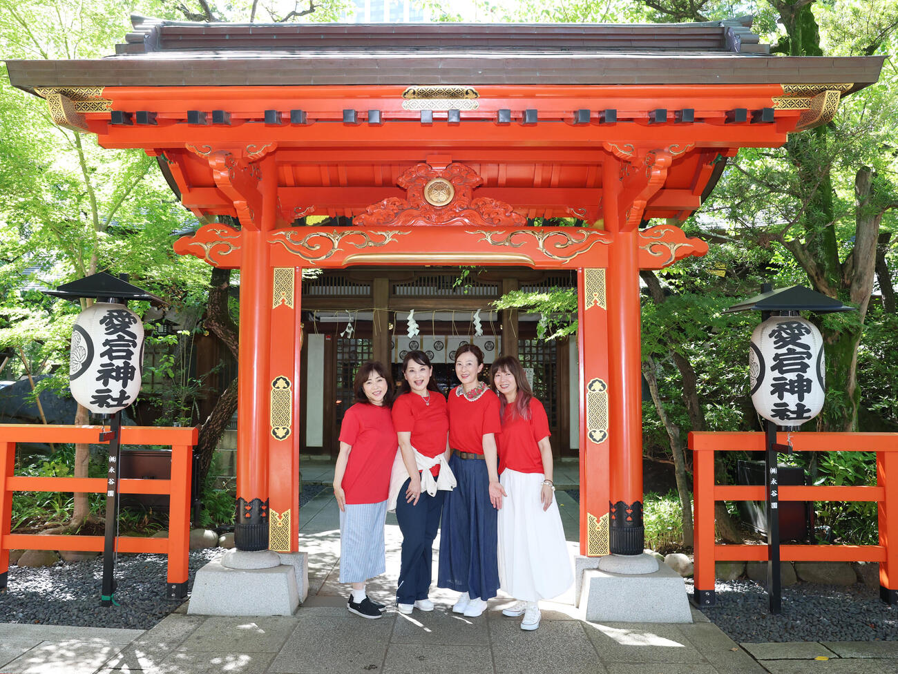 愛宕神社を参拝を終え笑顔を見せる左から松本明子、小林千絵、森尾由美、桑田靖子（撮影・増田悦実）