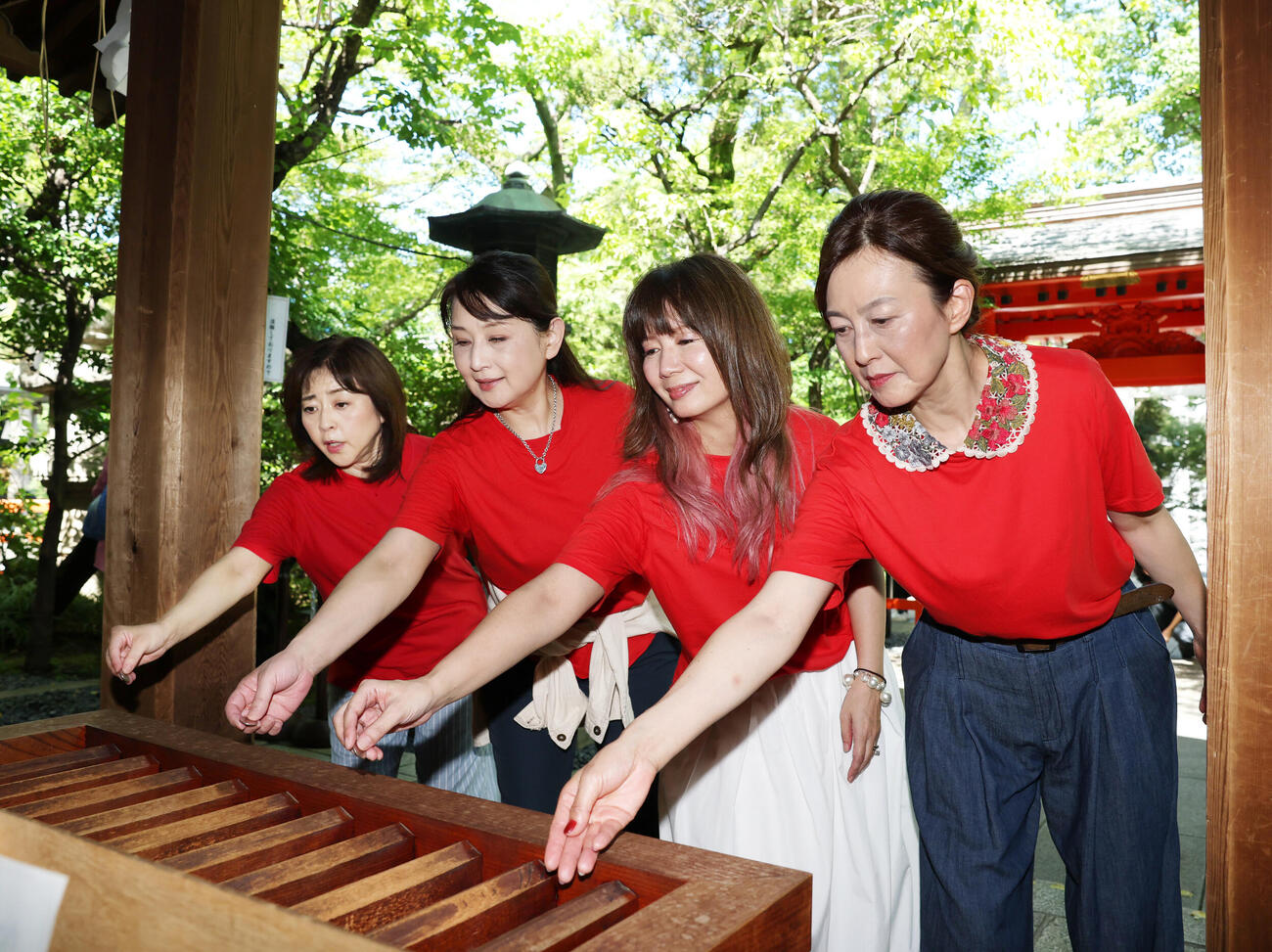 愛宕神社を参拝する左から松本明子、小林千絵、桑田靖子、森尾由美（撮影・増田悦実）