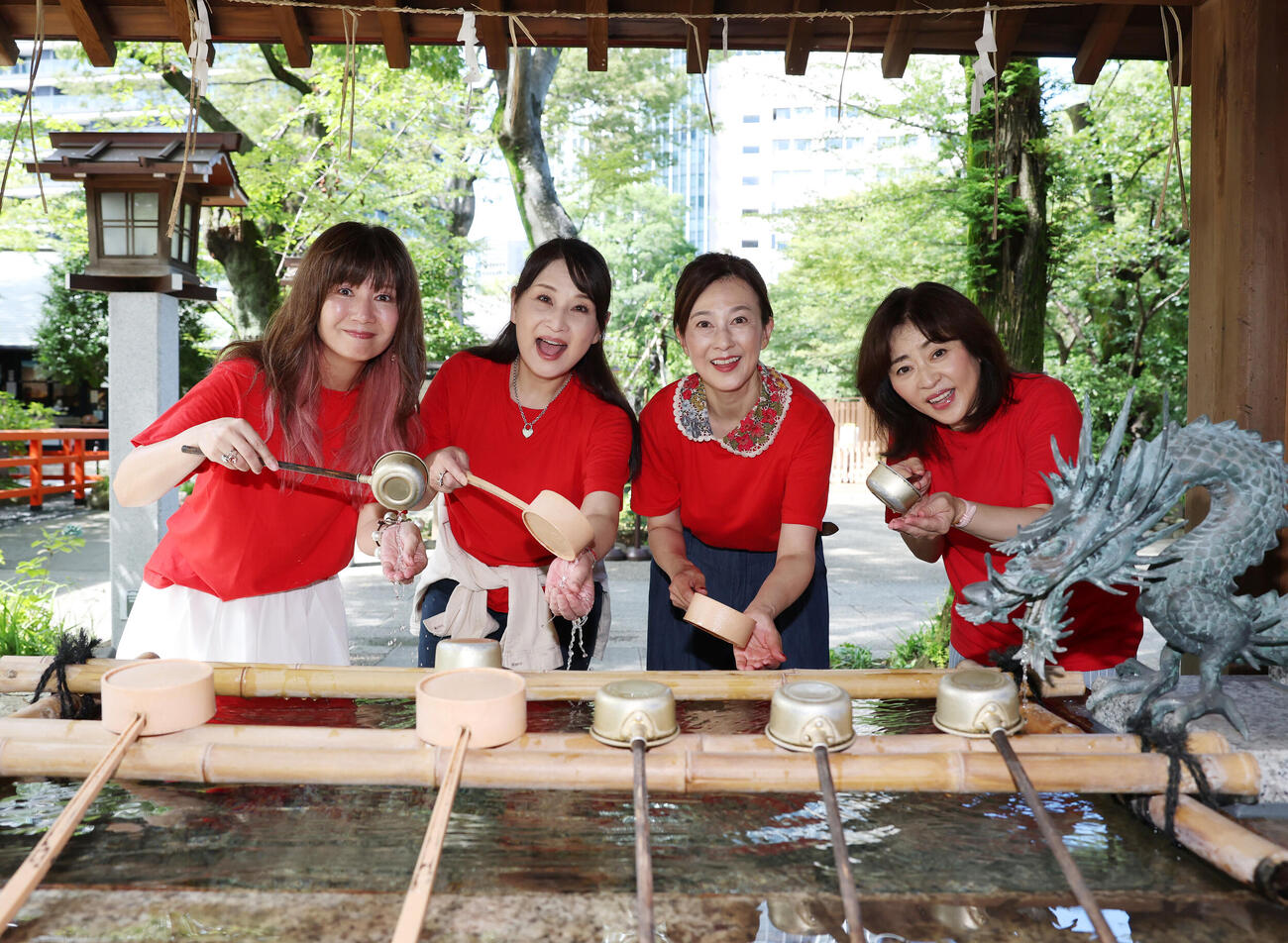 手水舎で手を清める、左から桑田靖子、小林千絵、森尾由美、松本明子（撮影・増田悦実）