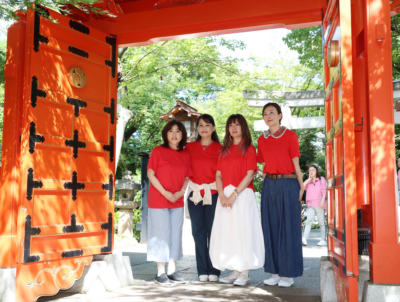 愛宕神社を参拝する左から松本明子、小林千絵、桑田靖子、森尾由美（撮影・増田悦実）
