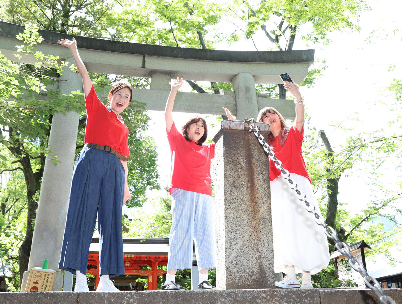 愛宕神社の階段を登り切った左から森尾由美、松本明子、桑田靖子（撮影・増田悦実）