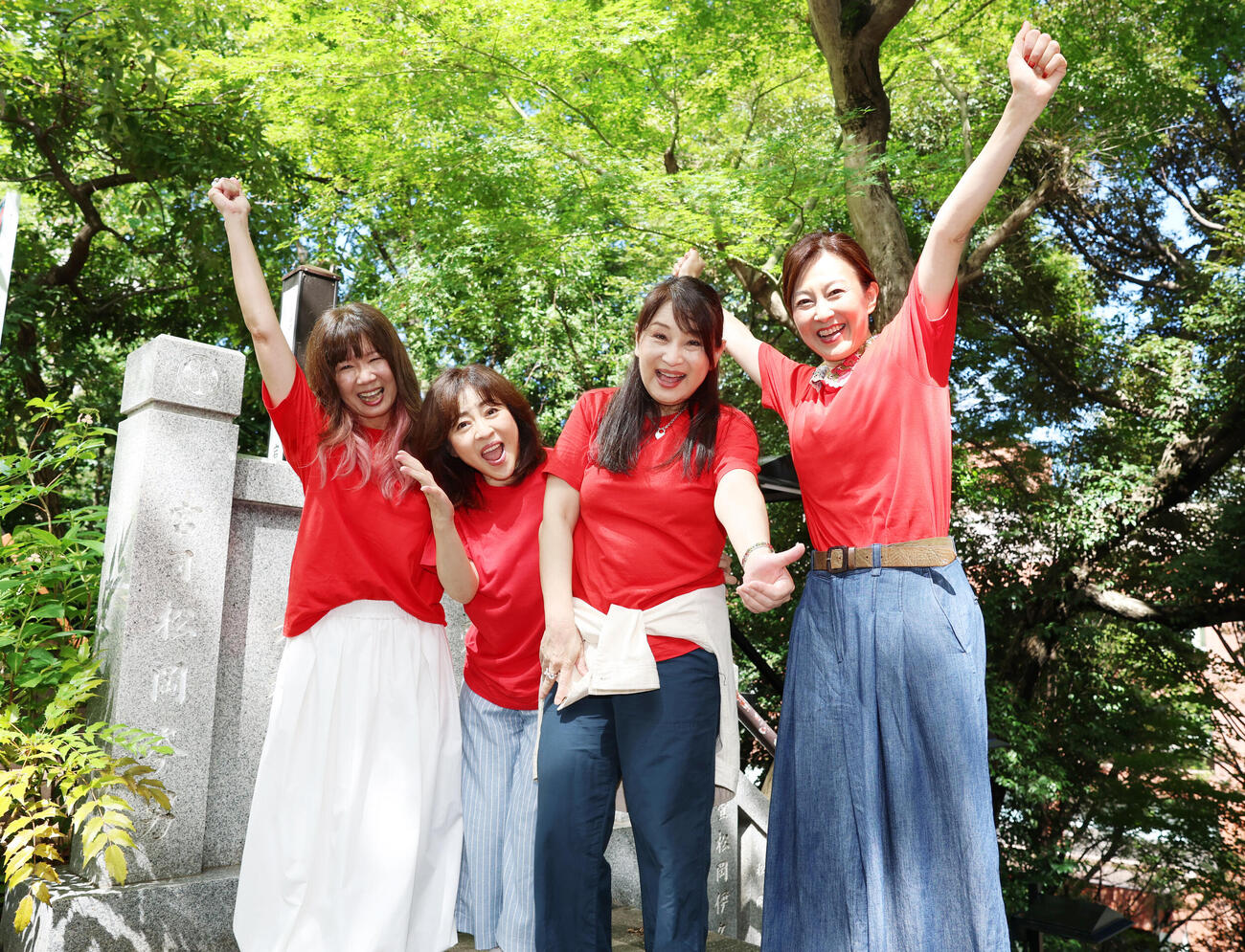 愛宕神社の階段を登り切り笑顔を見せる左から桑田靖子、松本明子、小林千絵、森尾由美（撮影・増田悦実）