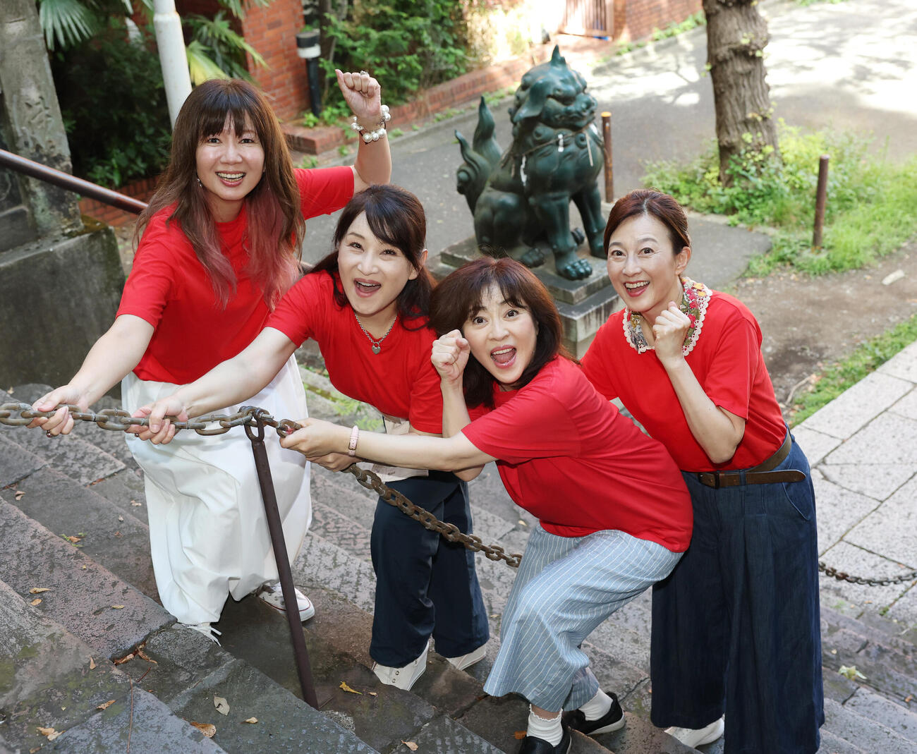 愛宕神社の階段を意気込んで上る左からに桑田靖子、小林千絵、松本明子、森尾由美（撮影・増田悦実）