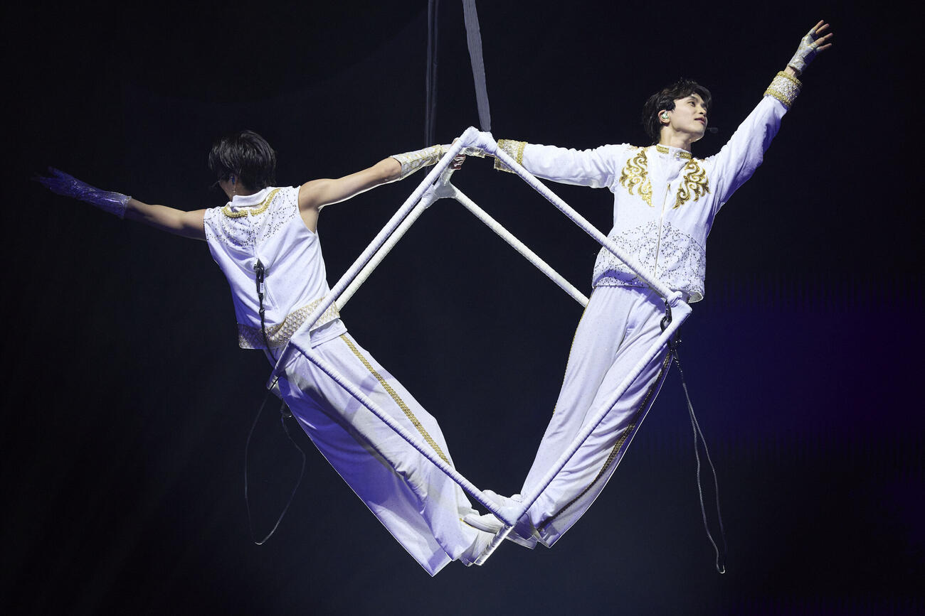 「BURRET TRAIN ARENA TOUR 2026『ESCORT』」でエアリアルパフォーマンスするアロハ（左）とタクヤ（米山三郎・小坂茂雄撮影）