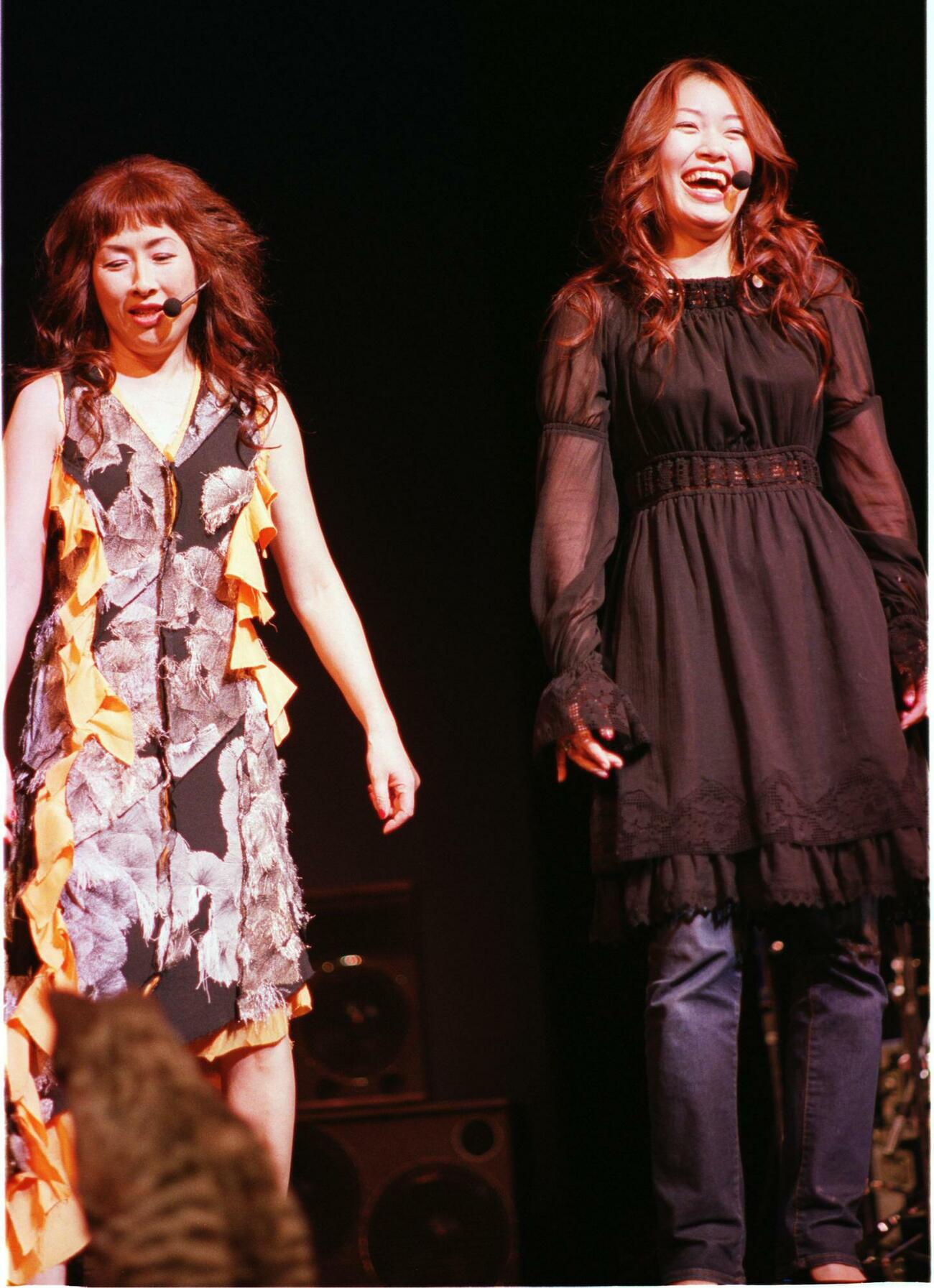 2002年12月、コンサートで共演する矢野顕子（左）と坂本美雨親子