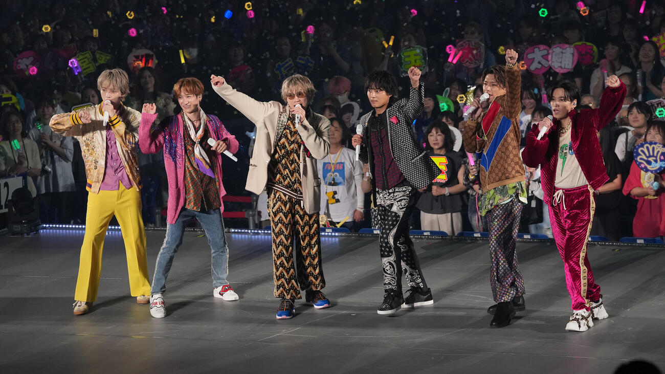 パワフルなステージファンを魅了するKis－My－Ft2。左から玉森裕太、宮田俊哉、二階堂高嗣、藤ケ谷太輔、横尾渉、千賀健永（撮影・たえ見朱実）