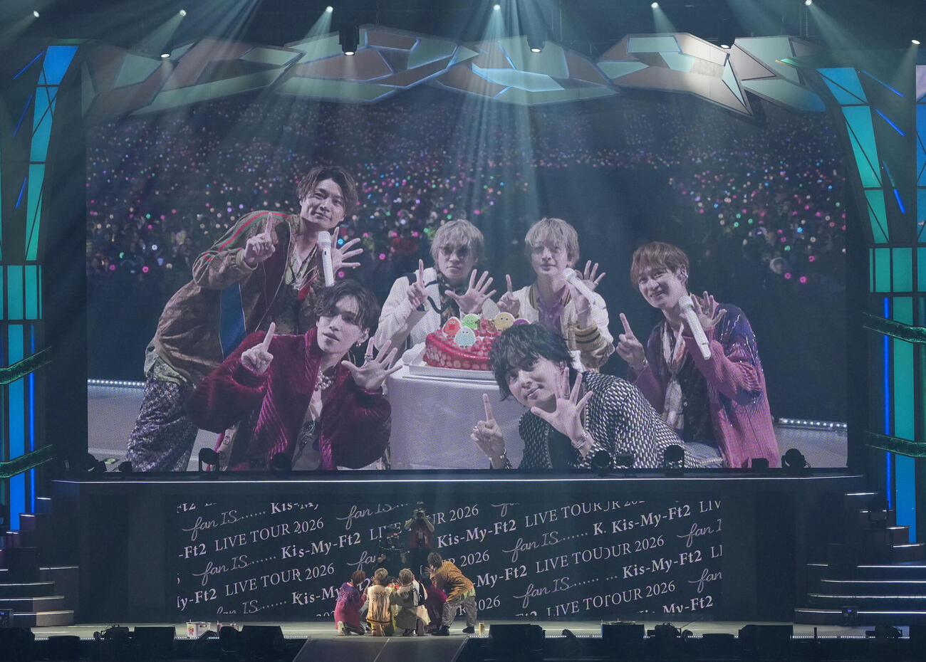 結成15周年を祝いステージで記念撮影を行ったKis－My－Ft2（撮影・たえ見朱実）