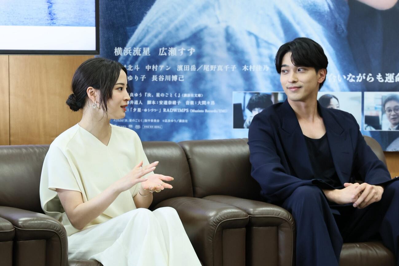 今治市長の徳永繁樹氏を表敬訪問した広瀬すずと横浜流星（C）2026「汝、星のごとく」製作委員会