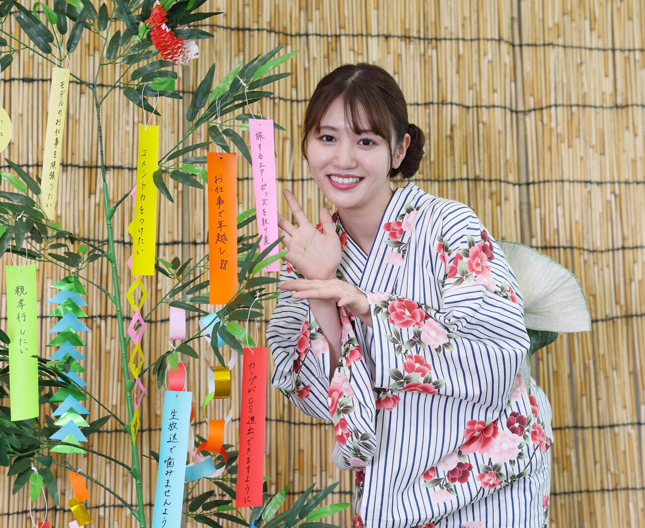 短冊に願いを書いた塚本恋乃葉（撮影・増田悦実）