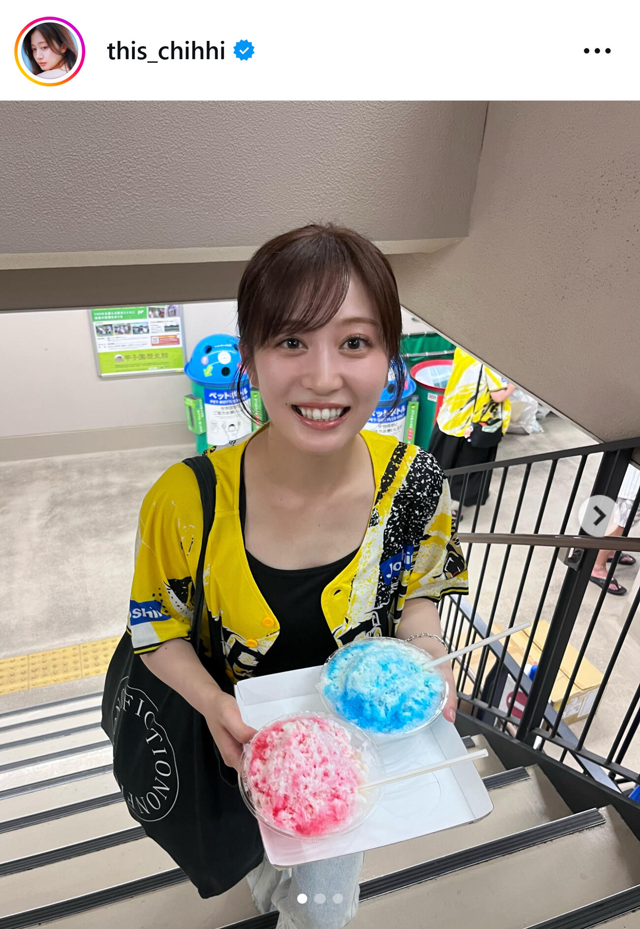 かき氷を持つ川上千尋（川上千尋のインスタグラムから）