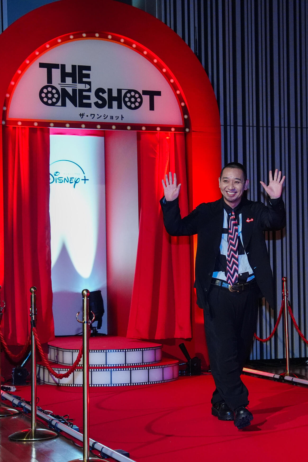 ディズニープラス発のオリジナルバラエティー番組「THE ONE SHOT」ワールドプレミアでレッドカーペットを歩くエグゼクティブプロデューサーを務める千鳥の大悟（撮影・江口和貴）
