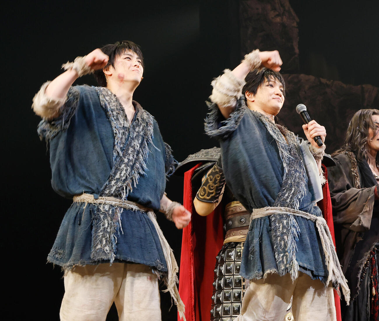 登壇し、観客と盛り上がる高野洸（左）と三浦宏規（撮影・山本朝陽）