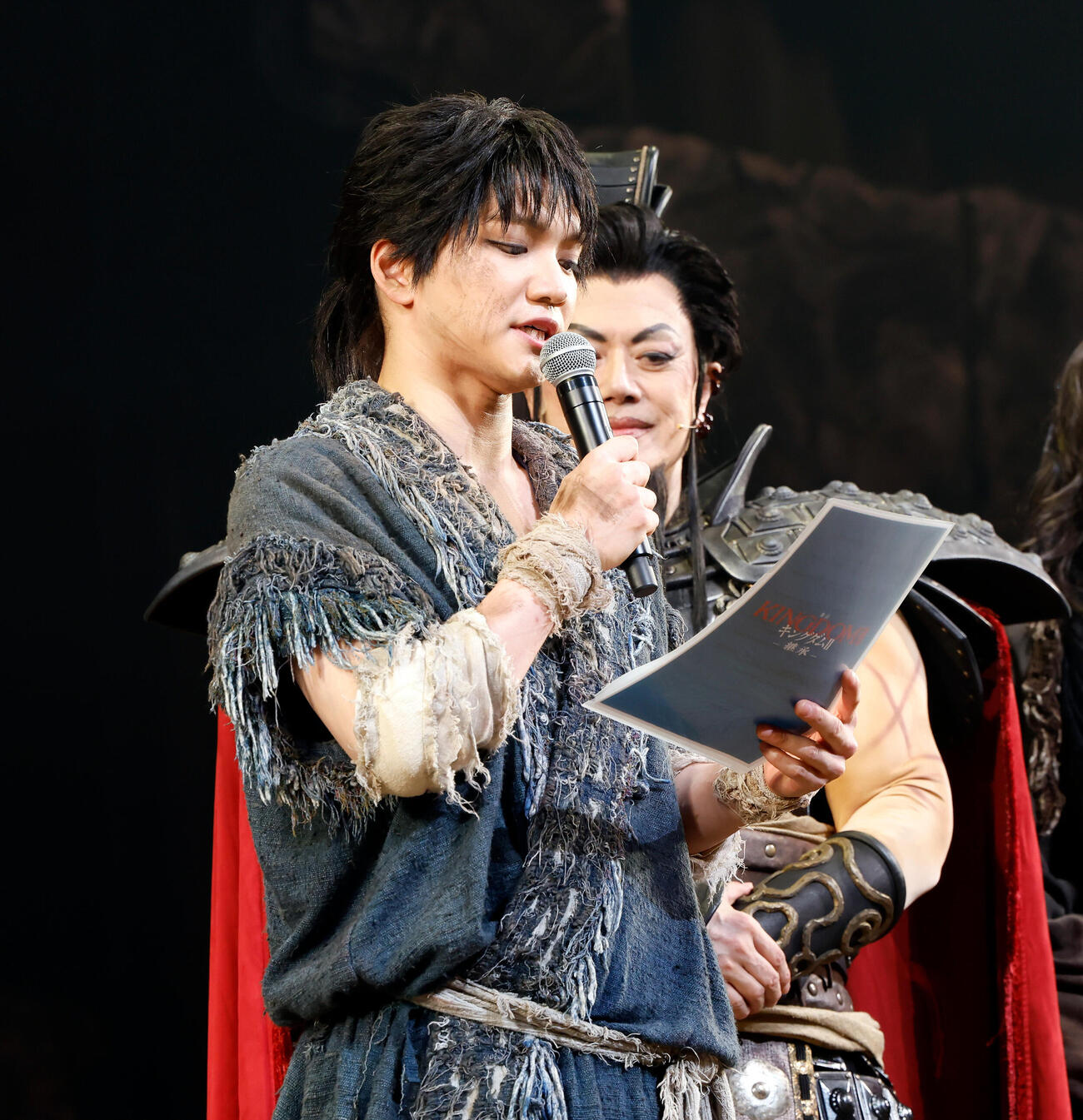 登壇し、原作者の原泰久氏からのメッセージを拝読する三浦宏規（撮影・山本朝陽）
