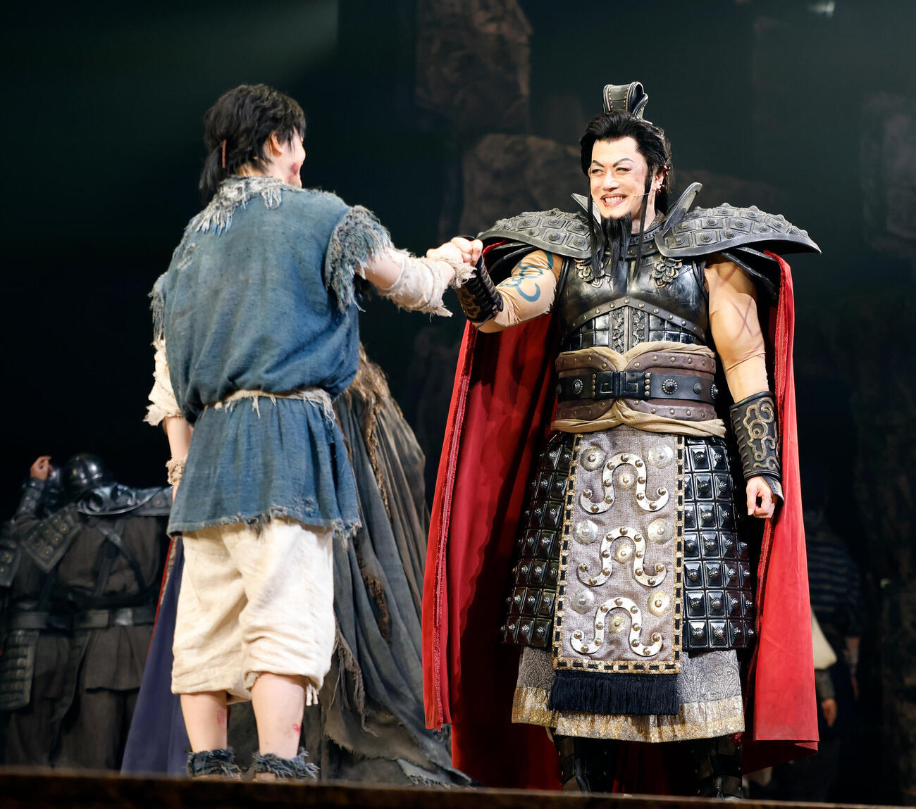 カーテンコールでグータッチをする高野洸（左）と山口祐一郎（撮影・山本朝陽）