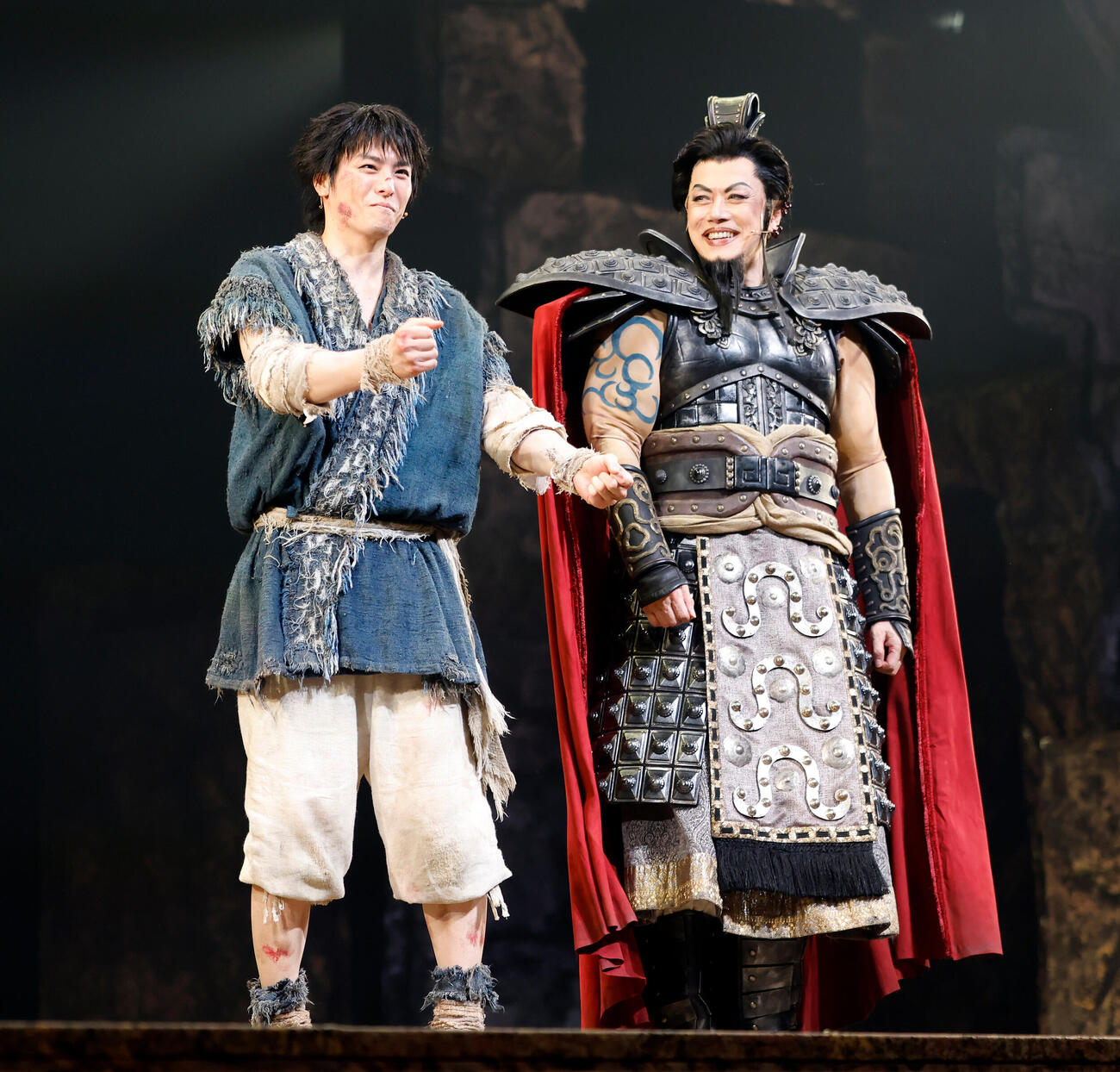 カーテンコールで笑顔の高野洸（左）と山口祐一郎（撮影・山本朝陽）