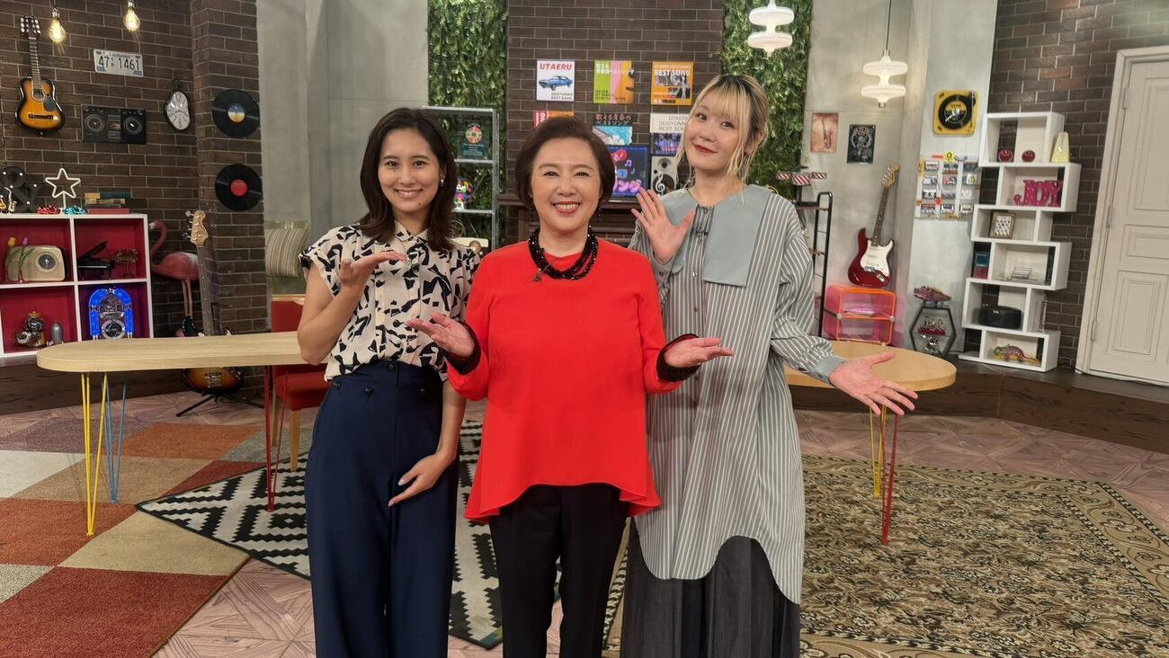 NHK BS「歌える!青春のベストソング」に出演する、左から宮本真智アナウンサー、麻倉未稀、ハラミちゃん