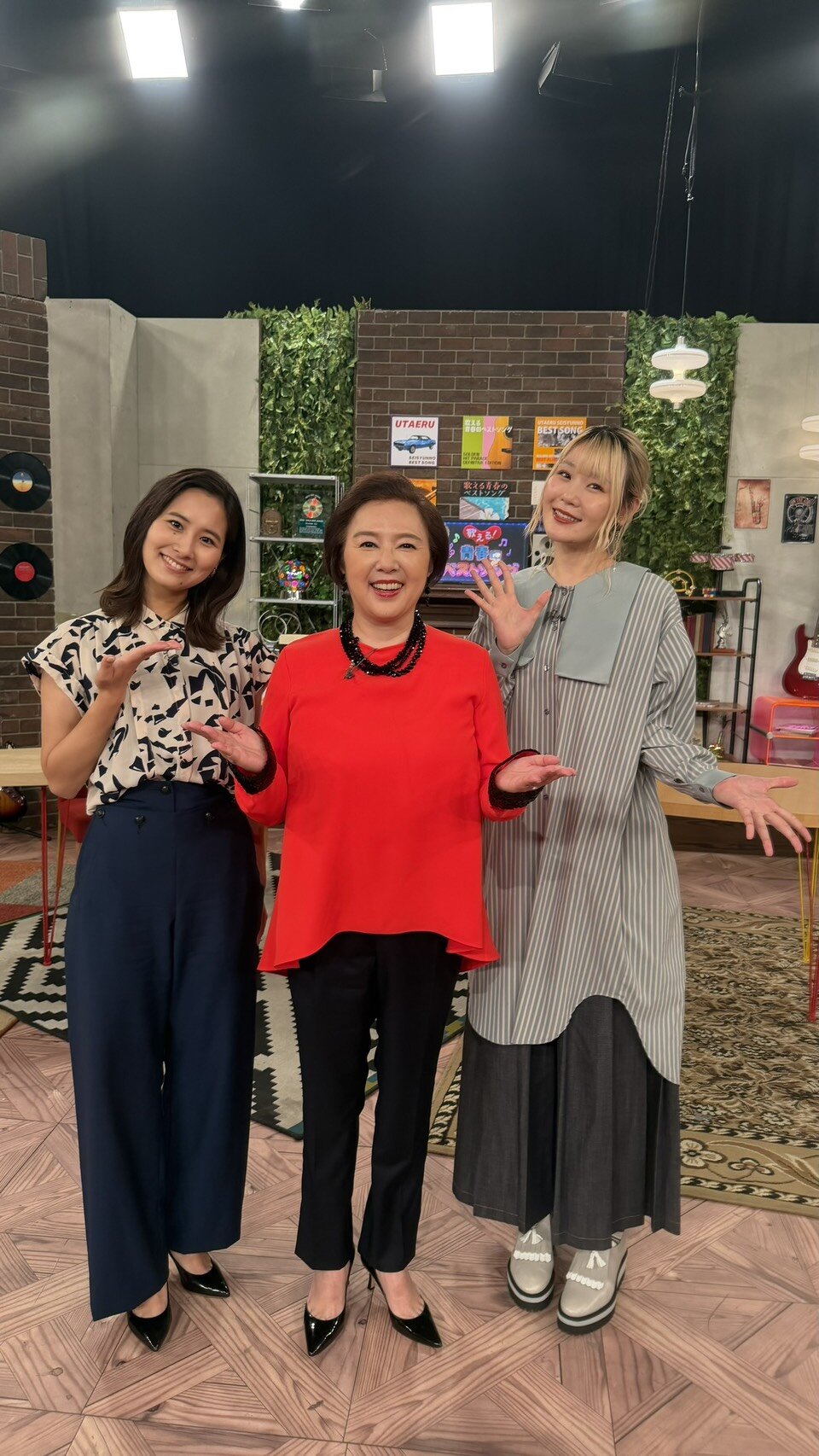 NHK BS「歌える!青春のベストソング」に出演する、左から宮本真智アナウンサー、麻倉未稀、ハラミちゃん