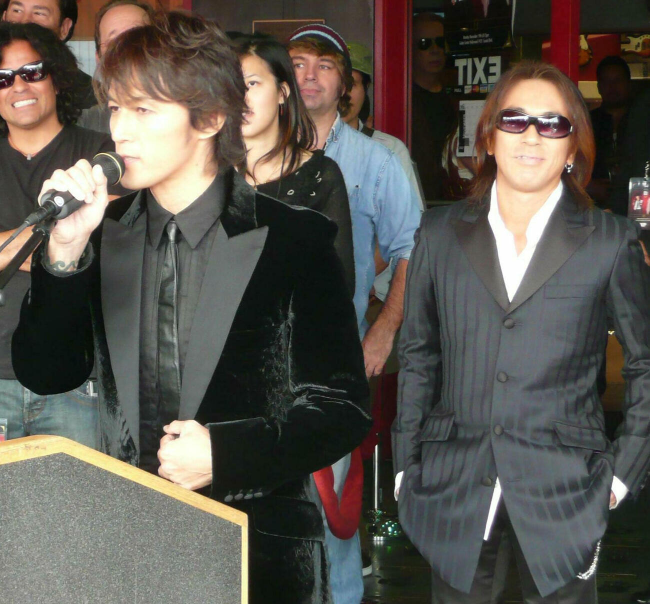 B’zの稲葉浩志（左）と松本孝弘（2007年11月）