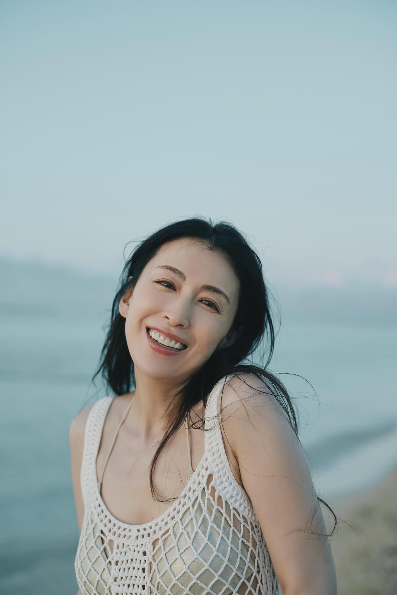 雛形あきこの22年ぶりの写真集「雛形あきこ写真集」先行カット　主婦と生活　【撮影／三瓶康友】