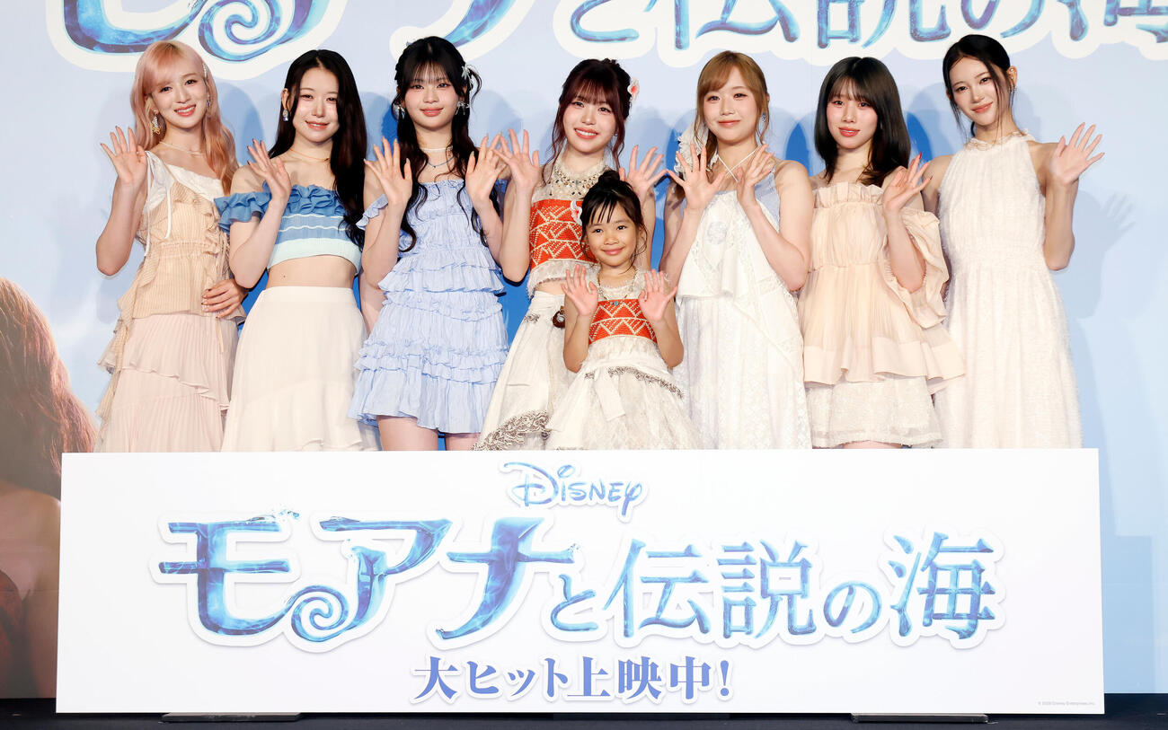 フォトセッションを行う登壇者、左からSUZU、MOMONA、RINON、TSUZUMI、倉田瑛茉、KEIKO、AYANE、MIU（撮影・山本朝陽）