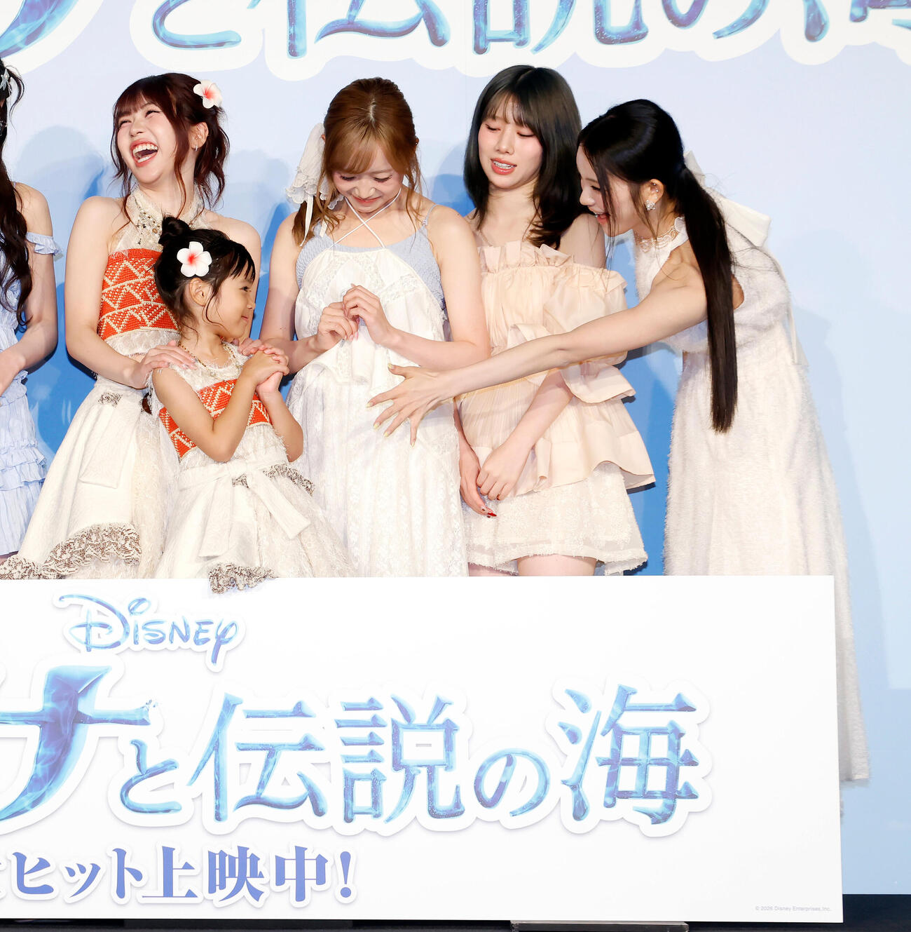 倉田瑛茉（手前）と交流し笑顔のME：Iメンバー、左からTSUZUMI、KEIKO、AYANE、MIU（撮影・山本朝陽）