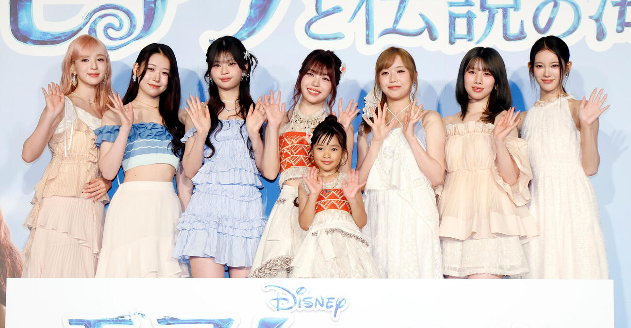 フォトセッションを行う登壇者、左からSUZU、MOMONA、RINON、TSUZUMI、倉田瑛茉、KEIKO、AYANE、MIU（撮影・山本朝陽）