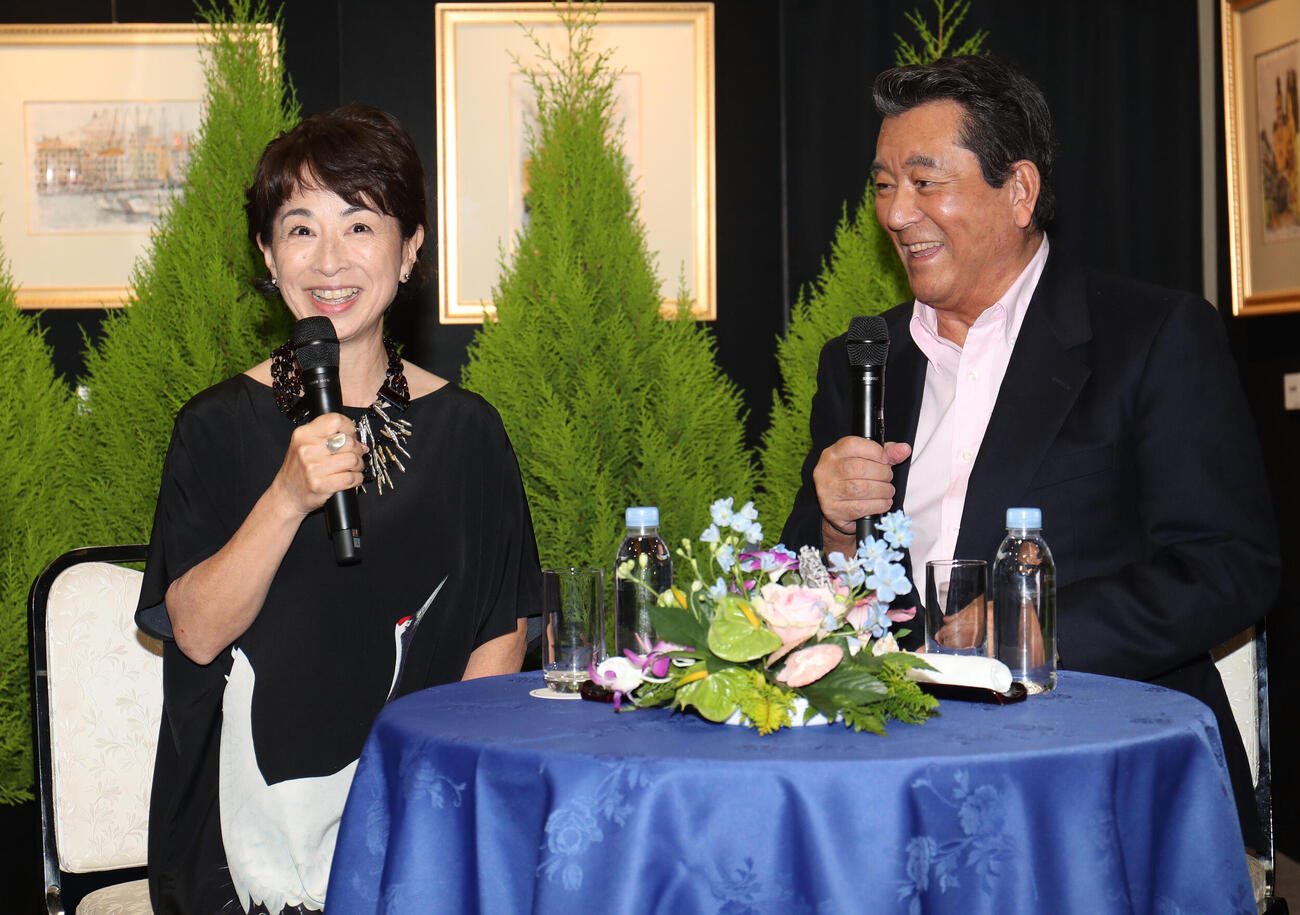 加山雄三（右）に結婚ネタを突っ込まれ、笑顔でかわす阿川佐和子（2016年11月撮影）
