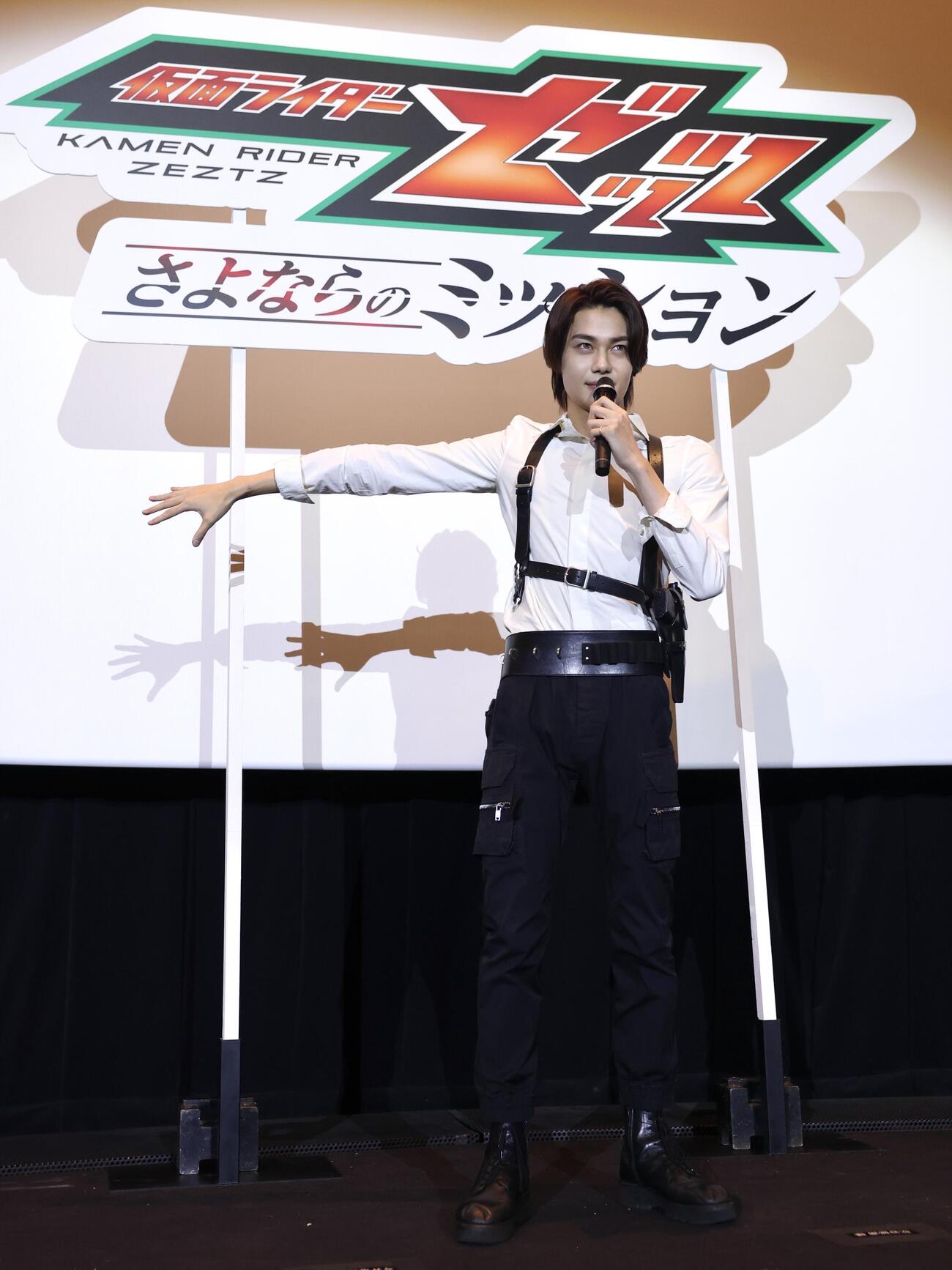 「仮面ライダーゼッツ」＆「仮面ライダーマイス」バトンタッチイベントで変身ポーズを披露する今井竜太郎（撮影・宮地輝）