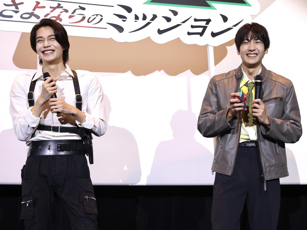 「仮面ライダーゼッツ」＆「仮面ライダーマイス」バトンタッチイベントで笑顔を見せる今井竜太郎（左）と秋谷郁甫（撮影・宮地輝）