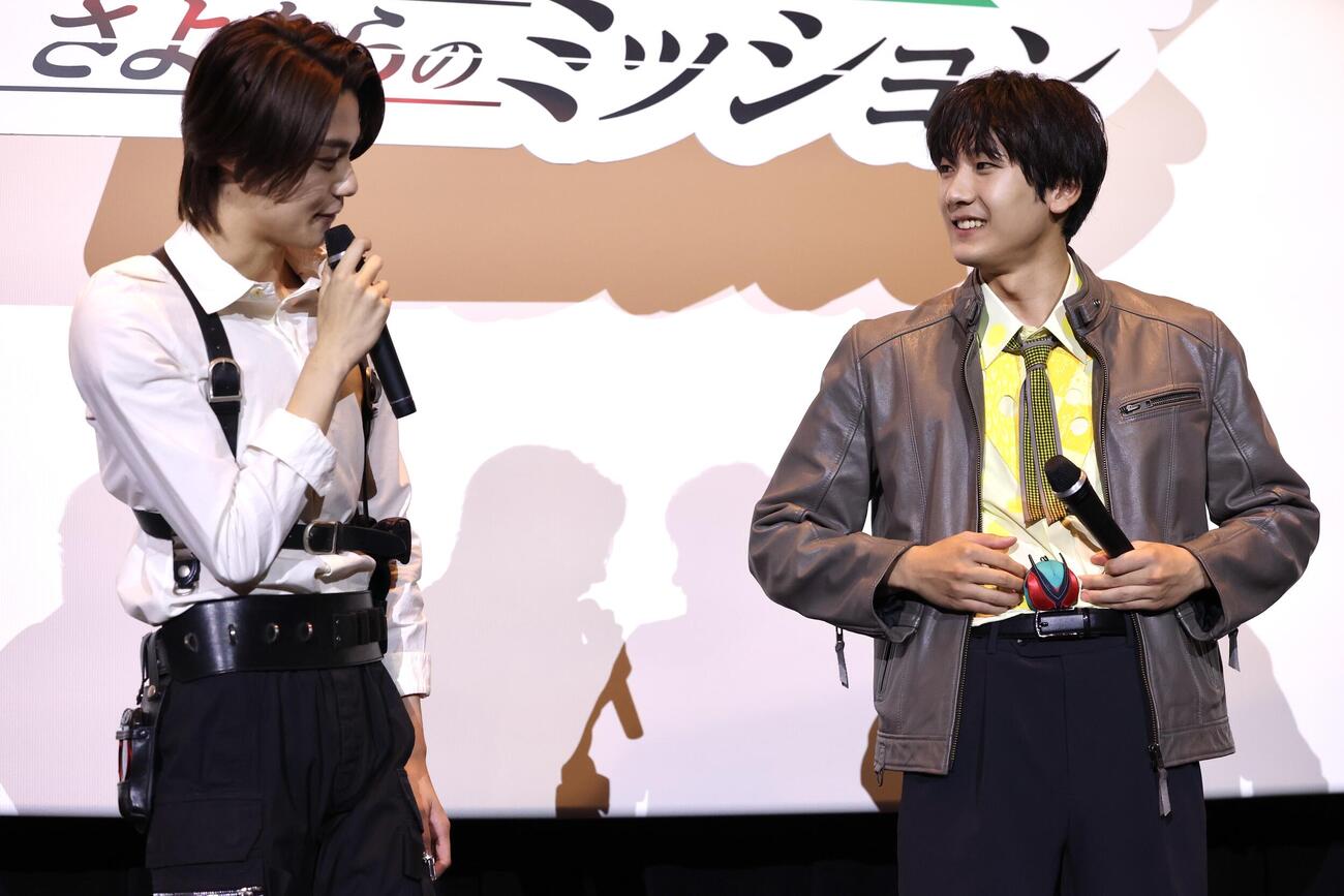 「仮面ライダーゼッツ」＆「仮面ライダーマイス」バトンタッチイベントに登壇した今井竜太郎（左）と秋谷郁甫（撮影・宮地輝）