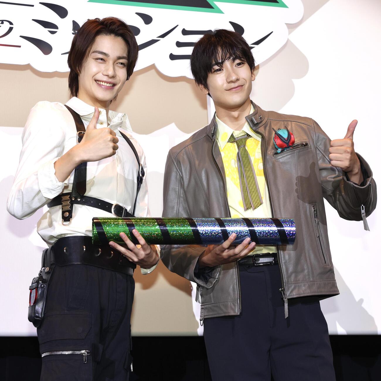 「仮面ライダーゼッツ」＆「仮面ライダーマイス」バトンタッチイベントで今井竜太郎（左）から秋谷郁甫へバトンを手渡す（撮影・宮地輝）