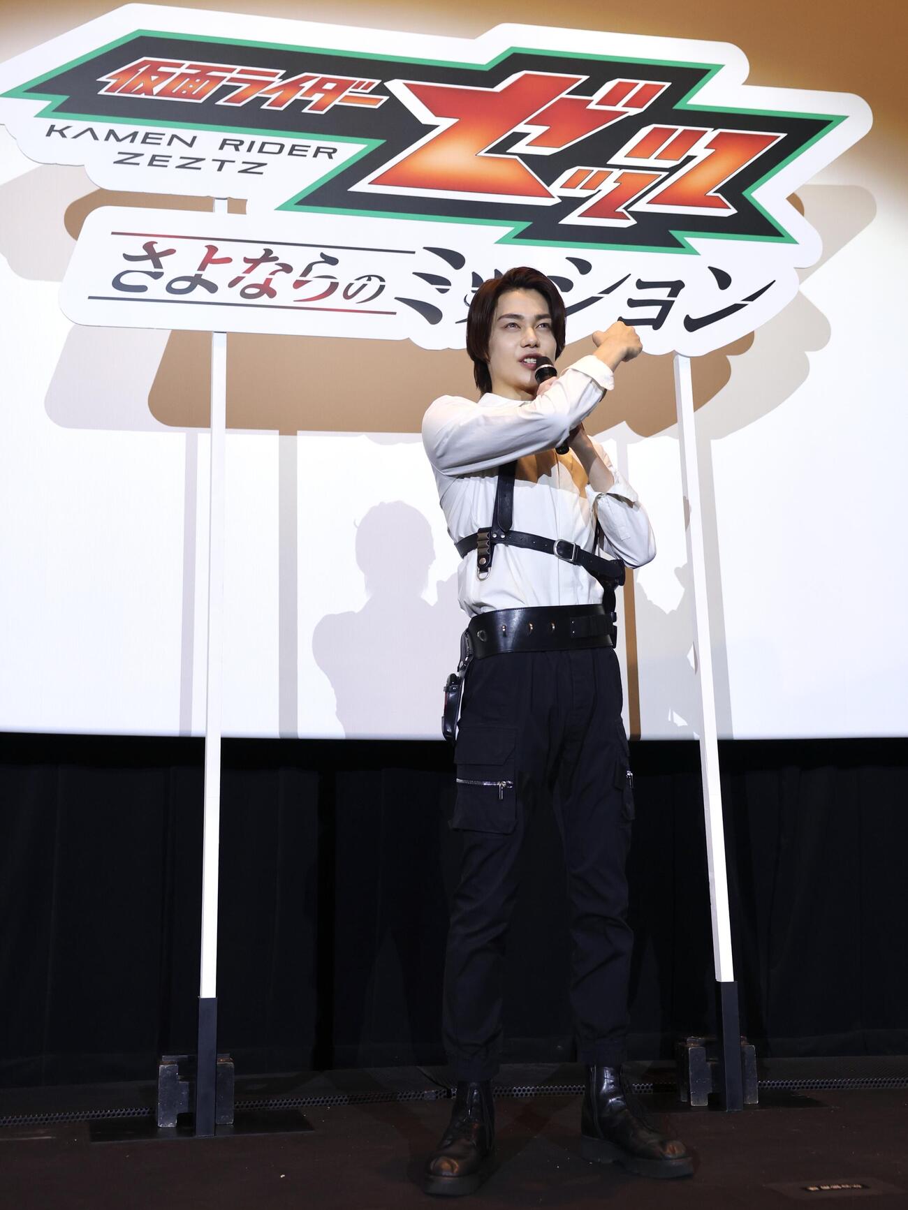 「仮面ライダーゼッツ」＆「仮面ライダーマイス」バトンタッチイベントで変身ポーズを披露する今井竜太郎（撮影・宮地輝）