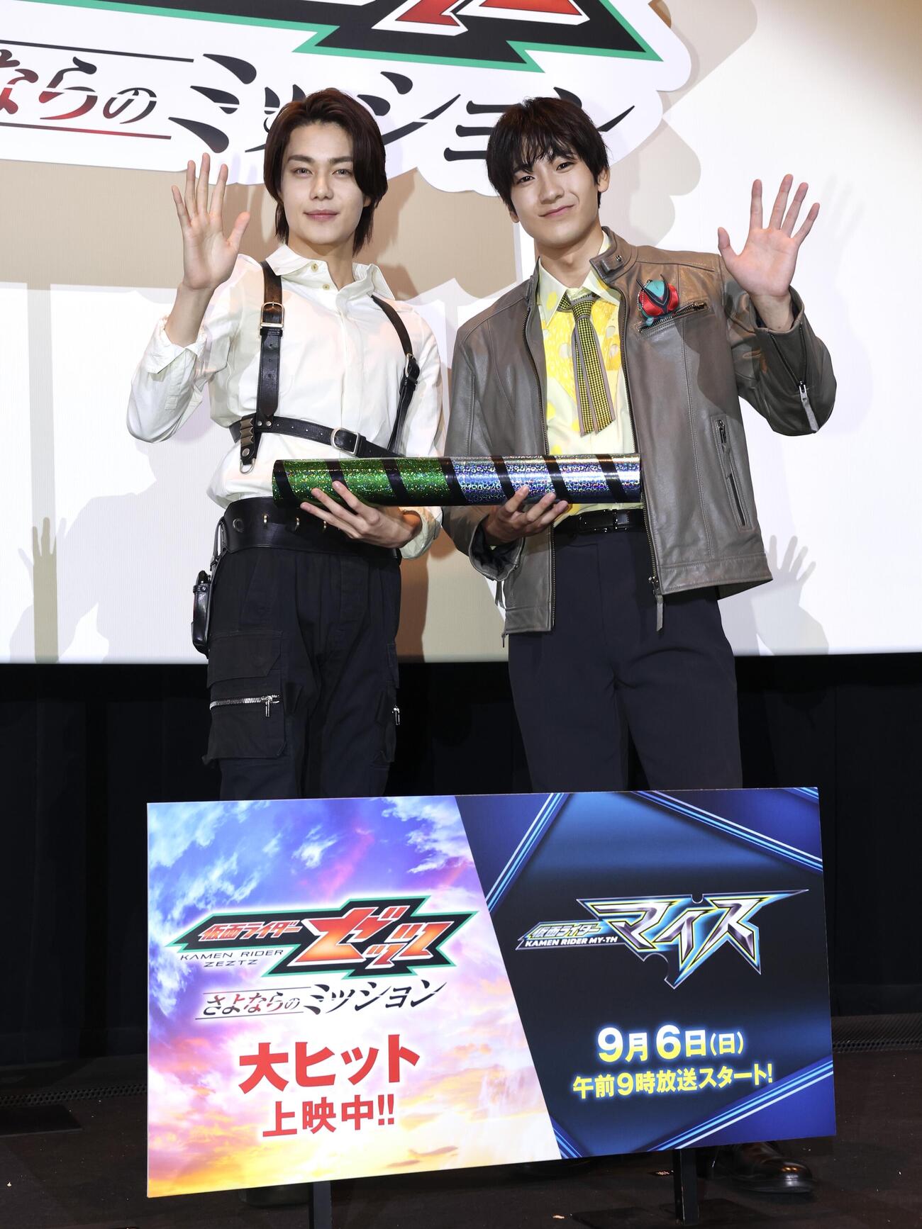 「仮面ライダーゼッツ」＆「仮面ライダーマイス」バトンタッチイベントで今井竜太郎（左）から秋谷郁甫へバトンを手渡す（撮影・宮地輝）