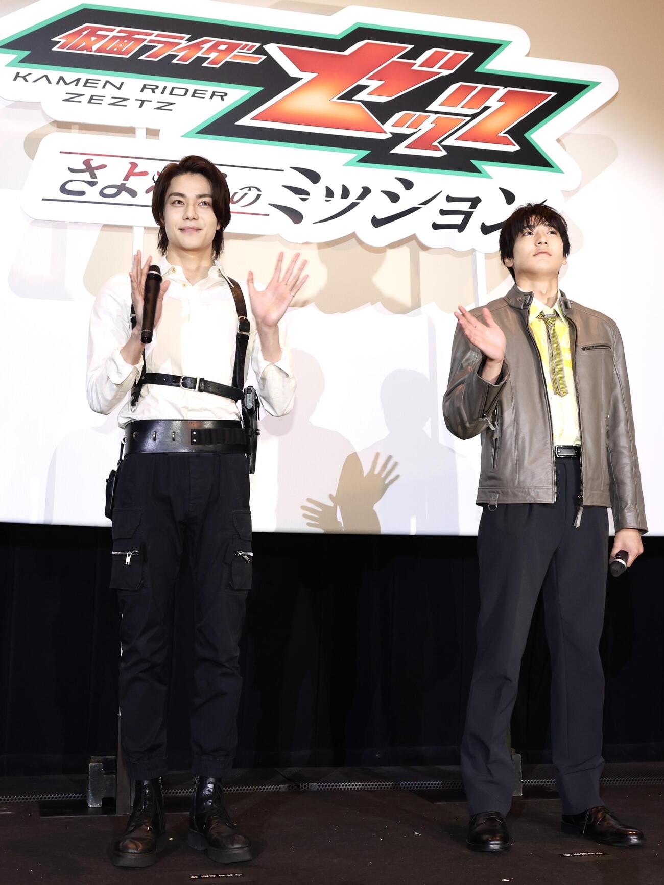 「仮面ライダーゼッツ」＆「仮面ライダーマイス」バトンタッチイベントに登壇した今井竜太郎（左）と秋谷郁甫（撮影・宮地輝）