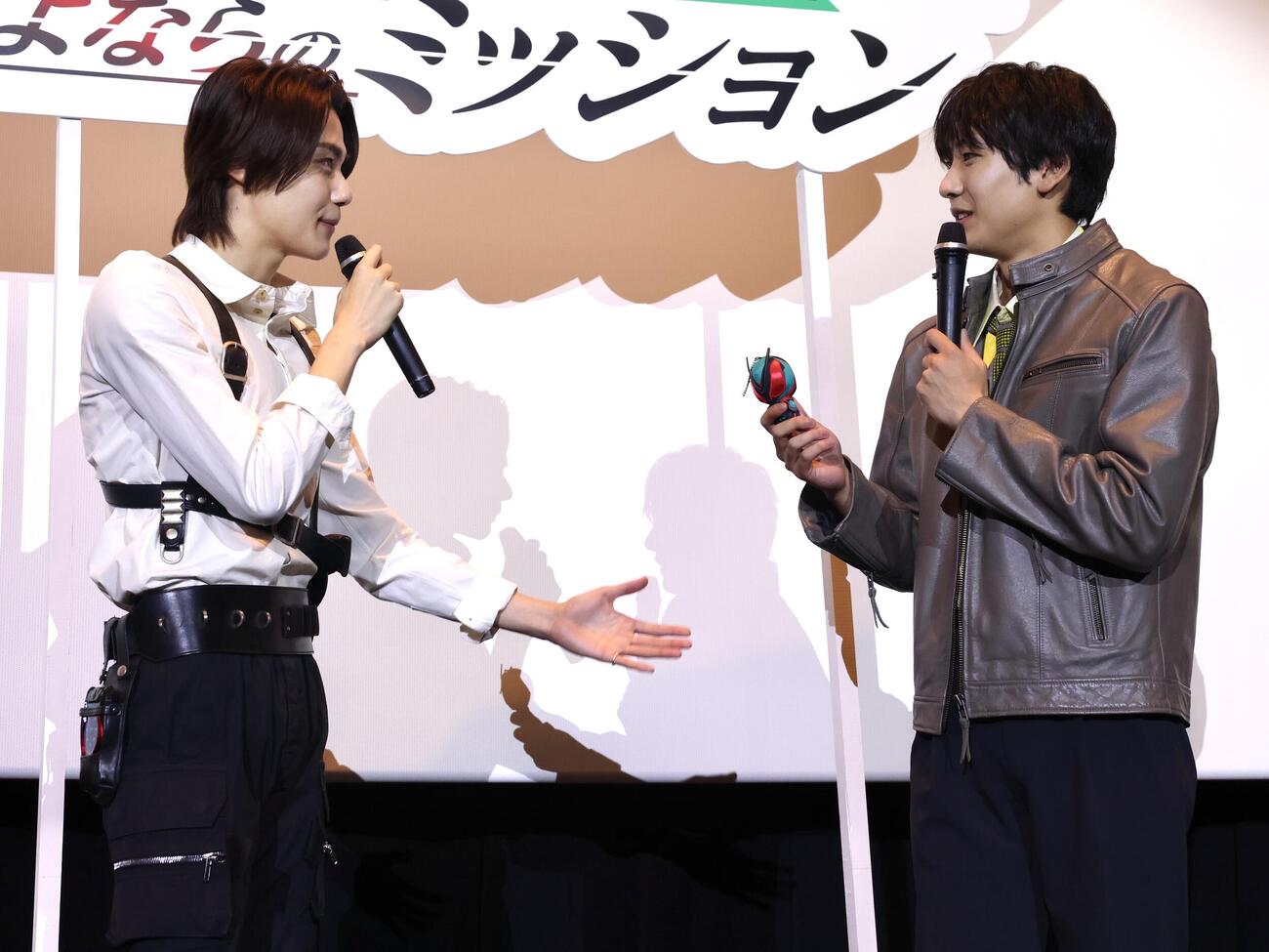 「仮面ライダーゼッツ」＆「仮面ライダーマイス」バトンタッチイベントで私物の仮面ライダーゼッツのぬいぐるみを手に今井竜太郎（左）と話す秋谷郁甫（撮影・宮地輝）