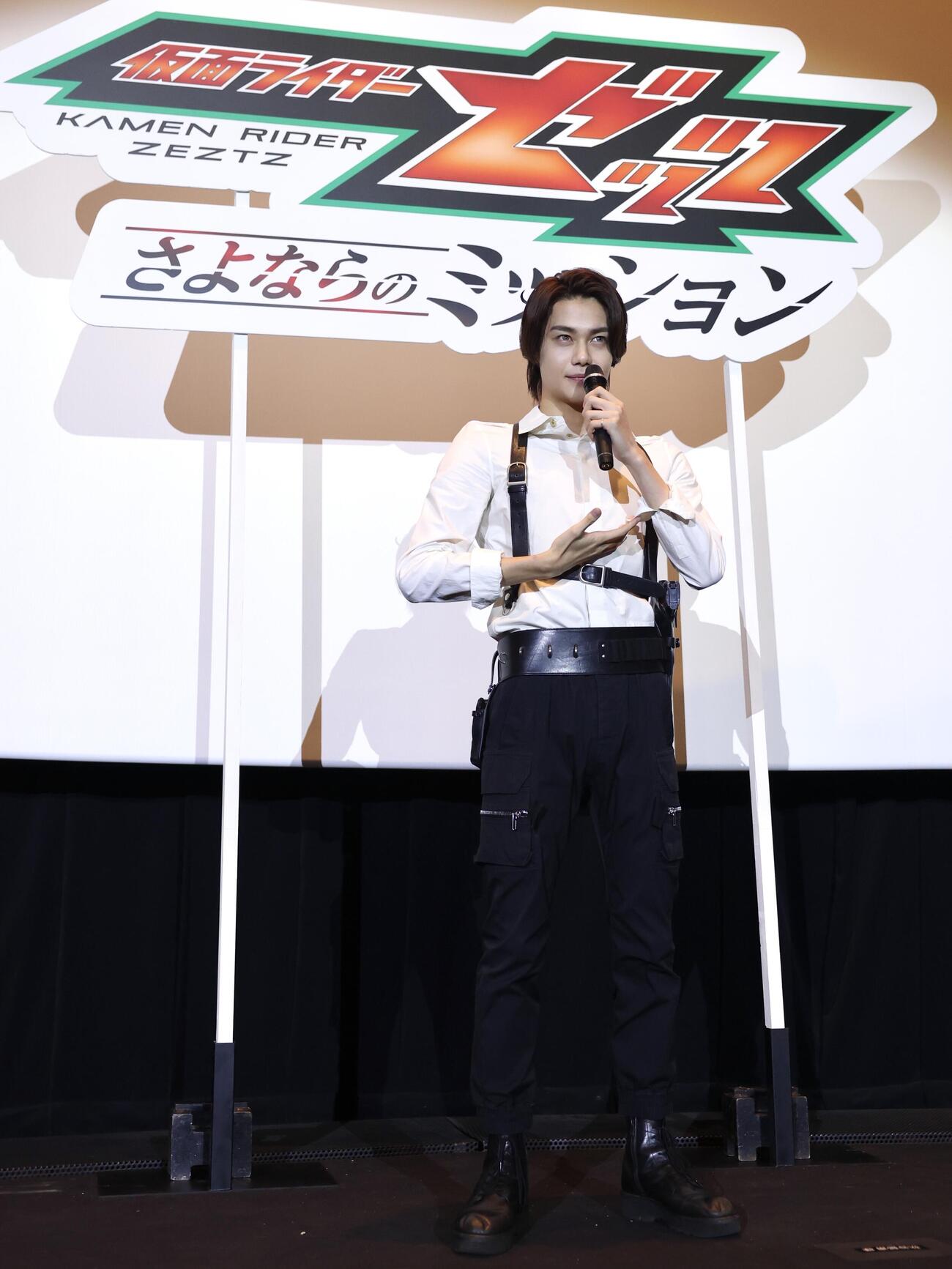 「仮面ライダーゼッツ」＆「仮面ライダーマイス」バトンタッチイベントで変身ポーズを披露する今井竜太郎（撮影・宮地輝）