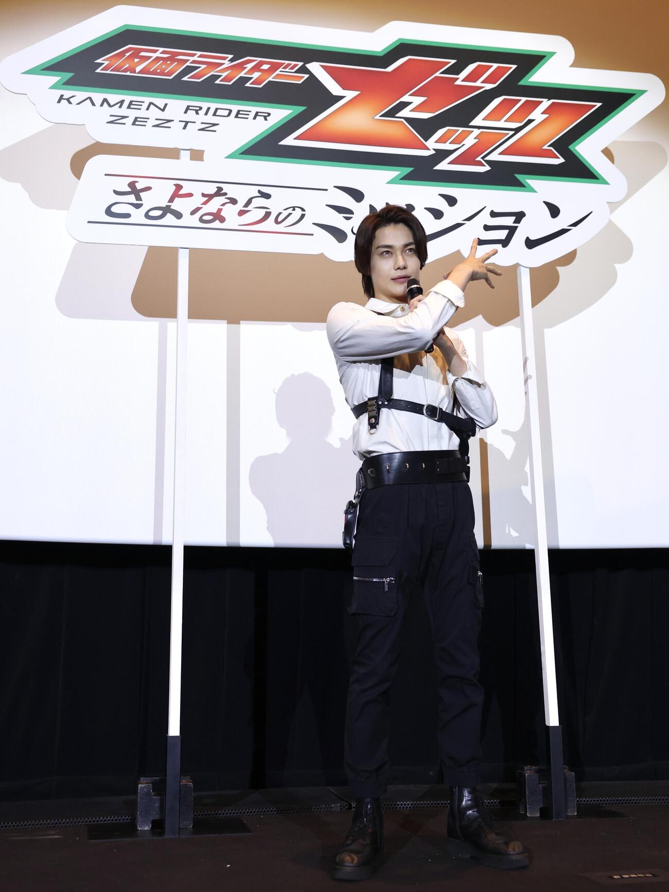 「仮面ライダーゼッツ」＆「仮面ライダーマイス」バトンタッチイベントで変身ポーズを披露する今井竜太郎（撮影・宮地輝）