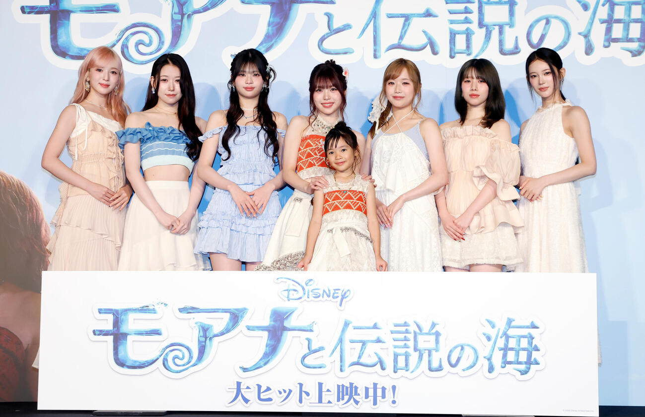 フォトセッションを行う登壇者、左からSUZU、MOMONA、RINON、TSUZUMI、倉田瑛茉、KEIKO、AYANE、MIU（撮影・山本朝陽）