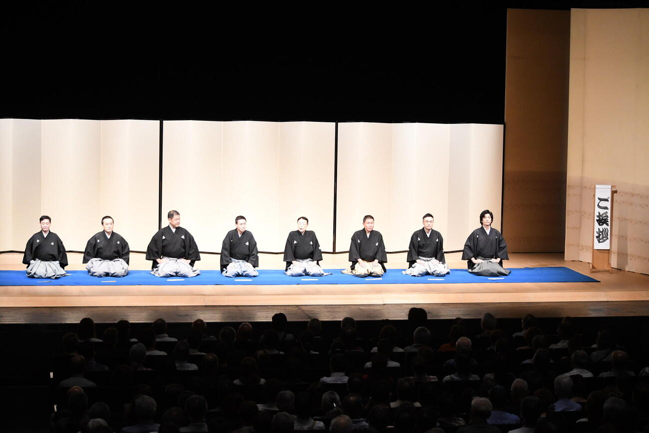 桂ざこばさん三回忌追善公演であいさつする弟子、左から、桂りょうば、桂惣兵衛、桂力造、桂出丸、桂塩鯛、桂わかば、桂米之助、桂あおば（撮影・阪口孝志）
