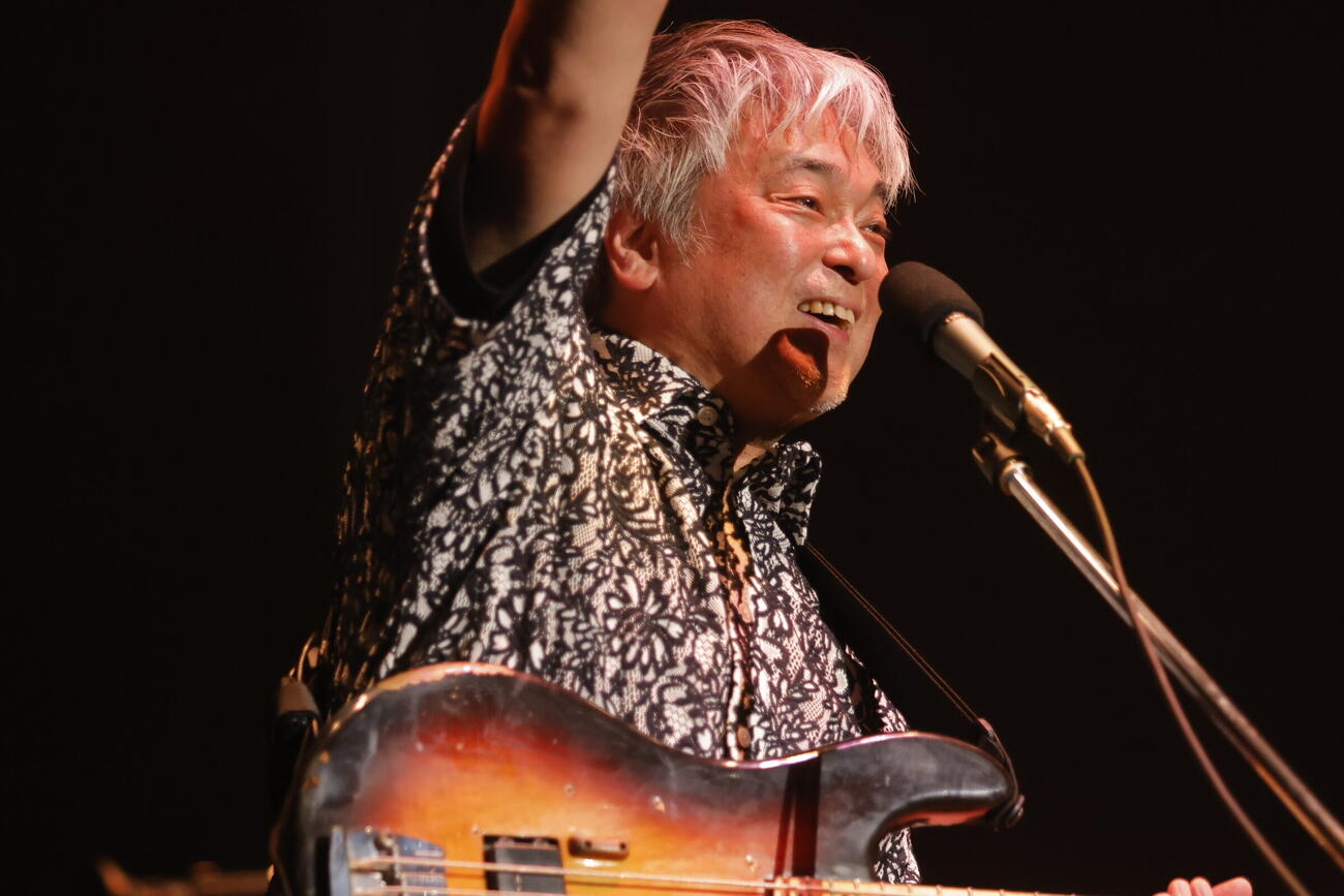 歓声に応えるバーベQ和佐田（C）Photo by　池村隆司