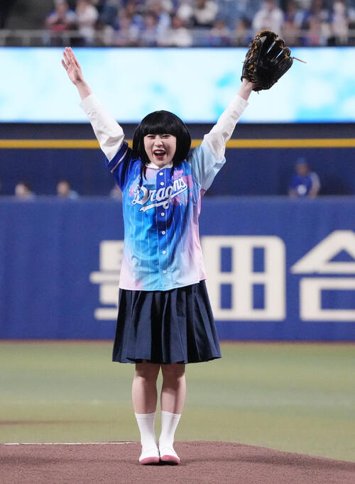 謎の制服おかっぱメンバーの“正反対”タンクトップ夏コーデに「キュンキュン」「大人っぽい」