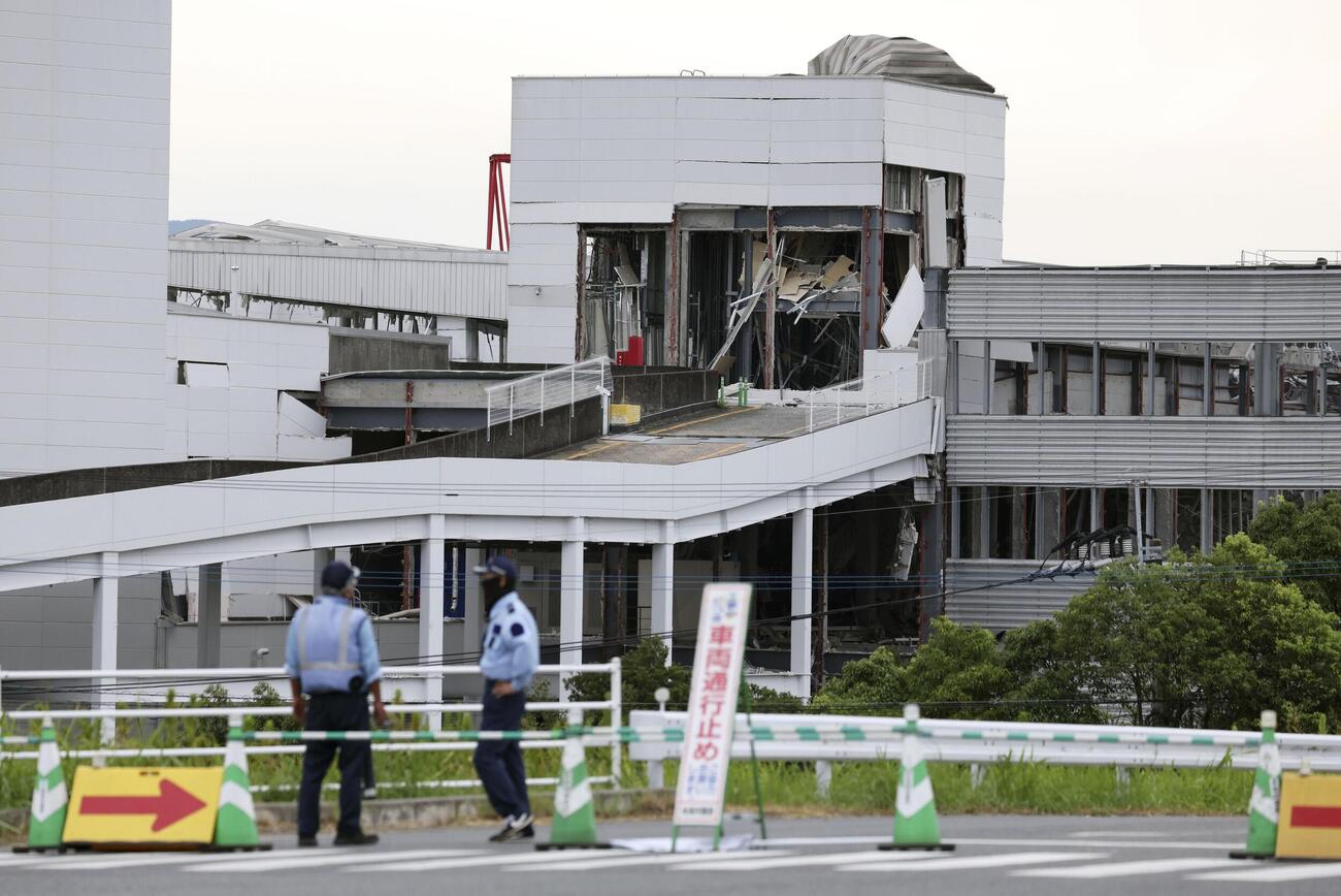 地震後に爆発があった「イオンモール熊本」＝10日午前、熊本県嘉島町（共同）