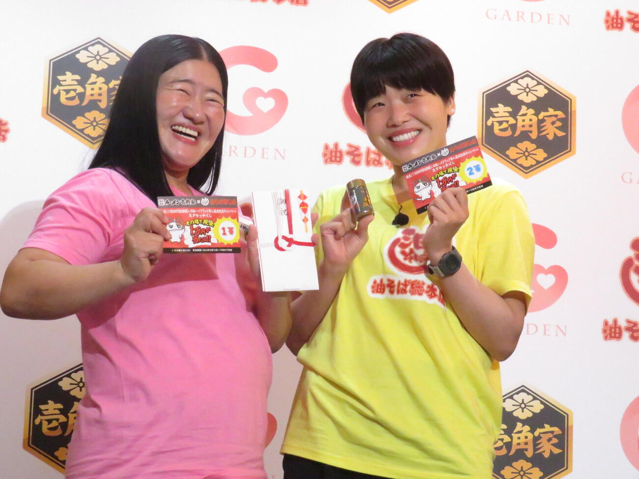 「壱角家×油そば総本店『爆速！！　100日100店舗二刀流ハイブリッド導入達成記念キャンペーン』発表会」に参加したガンバレルーヤのよしこ（左）とまひる