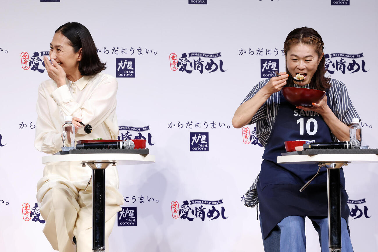 大戸屋「愛情めし」販売記念発表会で試食する亜希（左）と澤穂希さん（撮影・宮地輝）