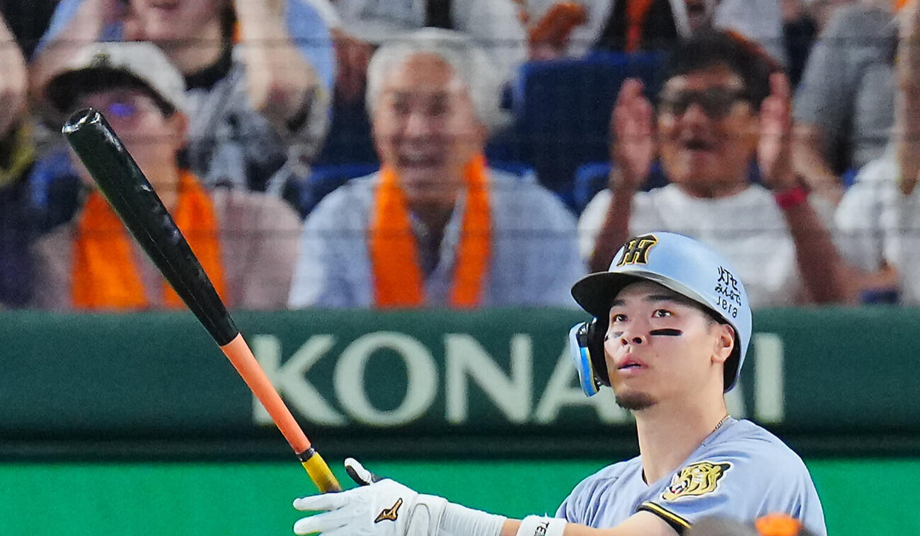 巨人対阪神　9回表阪神1死一塁、2点本塁打を放つ佐藤輝明。投手代木大和（撮影・垰建太）